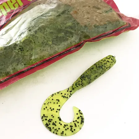 Chompers Single Tail Grub 15pcs, Chartreuse Pepper​ fishing #6681